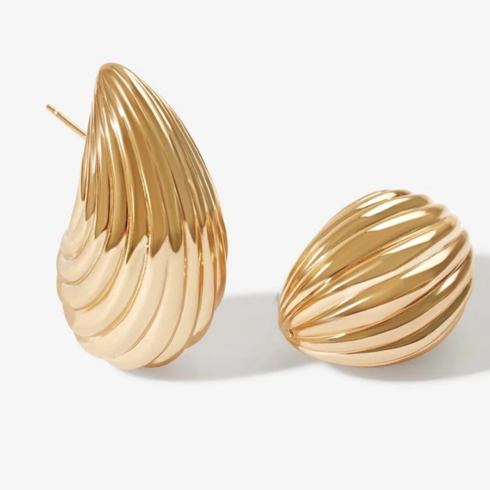 ADORNMONDE Geller shell earrings 14k gold plated New